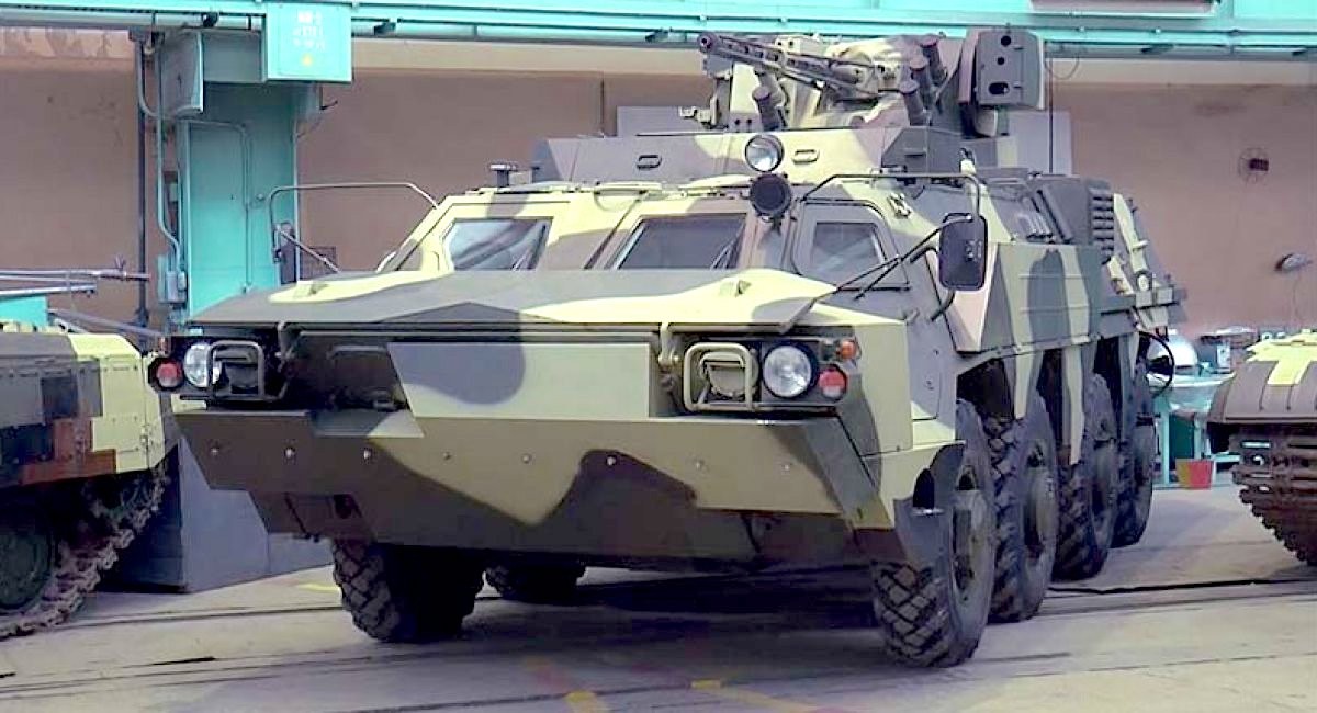 Prezentacja BTR-4EM w zakładach Morozwa, pomiedzy czołgiem Opłot i BUłat. Fot. Ukroboronprom