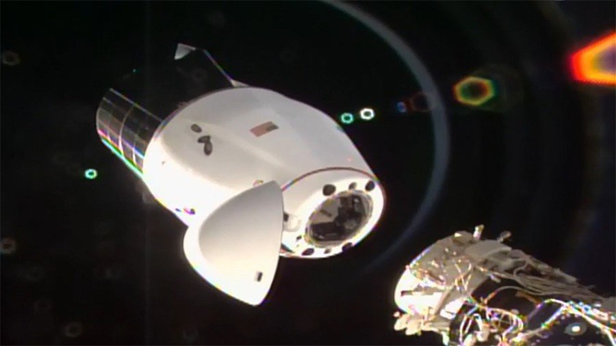 Moment odcumowania od ISS pierwszej użytkowej kapsuły Cargo Dragon 2 (12 stycznia 2021 r.). Fot. NASA [nasa.gov]