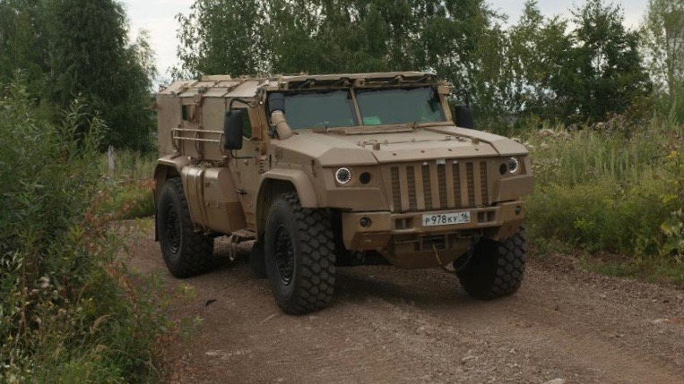 Rosyjski Tajfun z modułem przeciwlotniczym