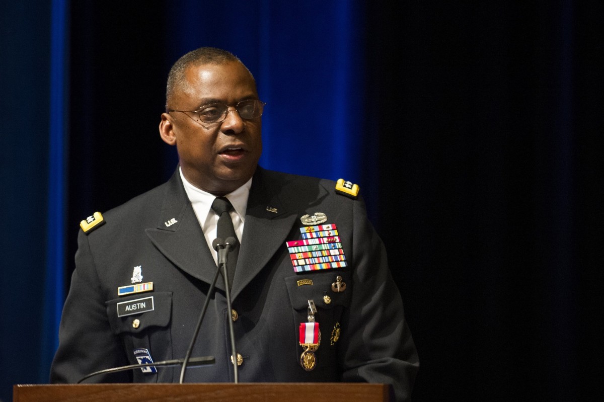 Gen. Austin w momencie odejścia z czynnej służby w 2013 roku. Fot. US Army.