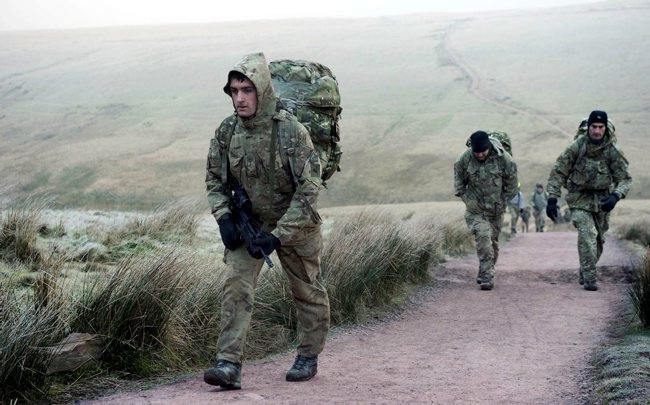 Również brytyjscy spadochroniarze wykorzystują walory szkoleniowe obszaru Walii, fot. www.defenceimagery.mod.uk, Crown Copyright - MOD News Licence