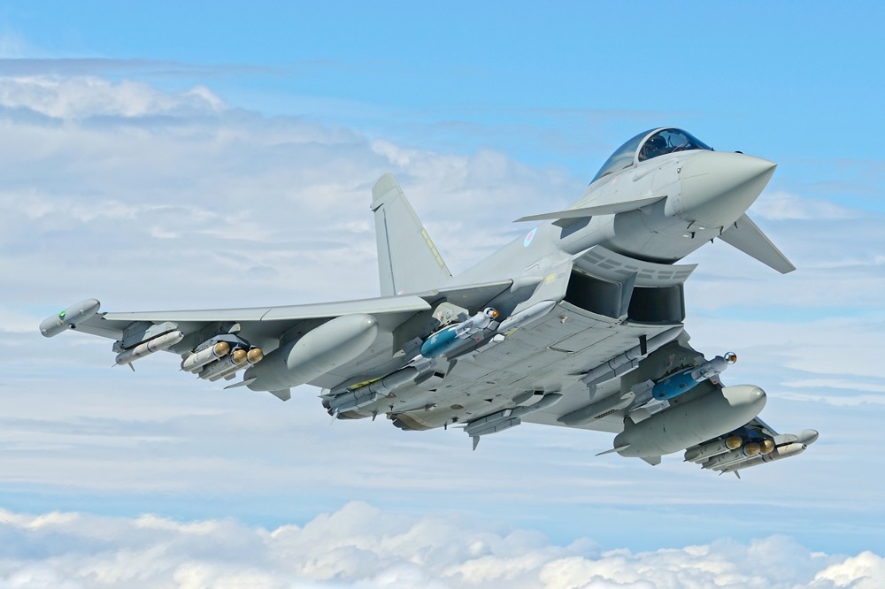 Eurofighter Typhoon FGR.Mk 4 wyposażony w rakiety ASRAAM, Meteor, Brimstone oraz bomby kierowane Paveway IV Fot. RAF