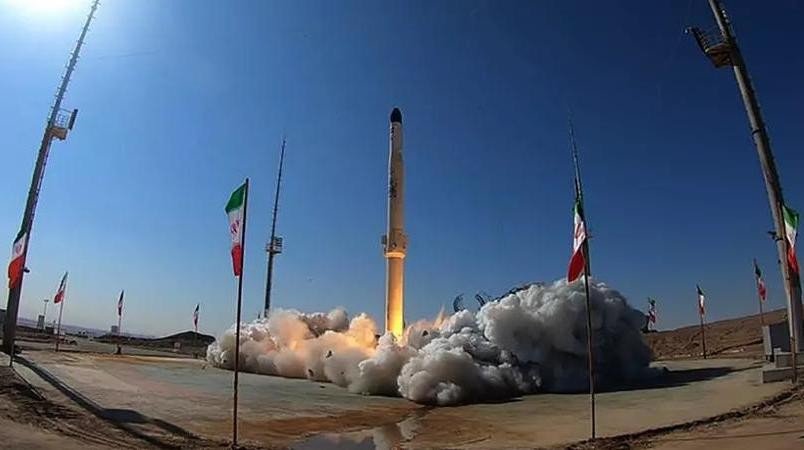 Kadr z nagrania przedstawiającago start rakiety Zoljanah, upublicznionego 1 lutego 2021 roku. Fot. serwis rządowy Islamskiej Republiki Iranu [irangov.ir]