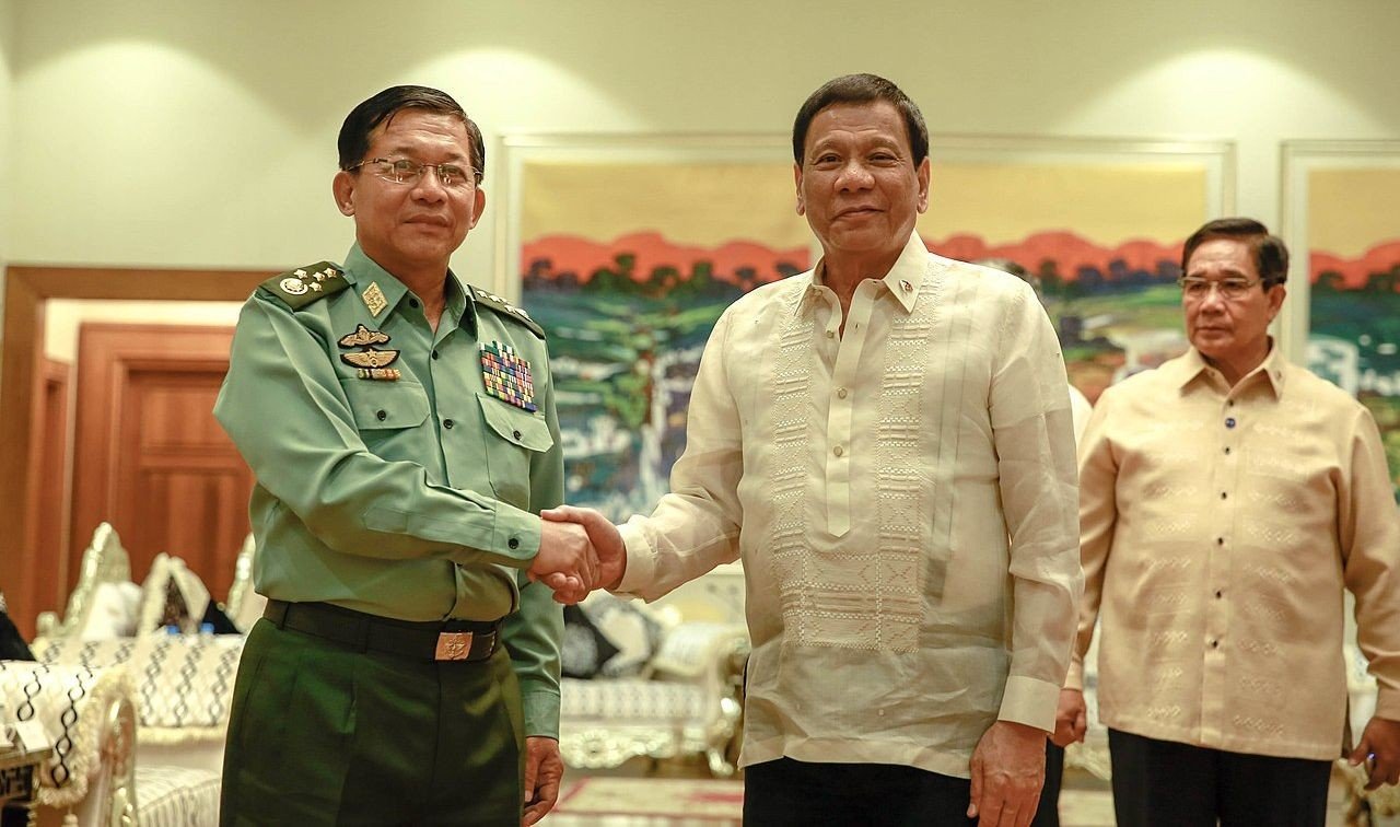Gen. Min Aung Hlaing (z lewej) Fot. Marcelino Pascua/Wikimedia (domena publiczna)