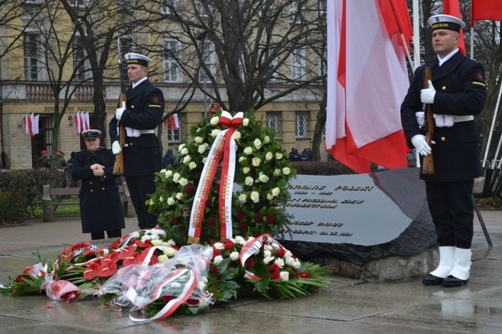 Złożenie wieńców i kwiatów przy tablicy upamiętniającej poległych polskich marynarzy na Skwerze Kościuszki (zdjęcie ilustracyjne). Fot. M. Dura