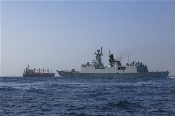Chińska fregata “Yulin” eskortuje transportowiec “Tuvalu” w Zatoce Adeńskiej. Fot. Chińska marynarka wojenna