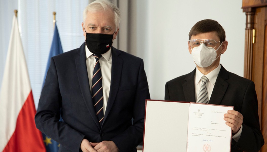 Nowo powołany Prezes PAK z notą nominacyjną od ministra rozwoju, pracy i technologii, Jarosława Gowina. Fot. MRPiT/Polska Agencja Kosmiczna [gov.pl]