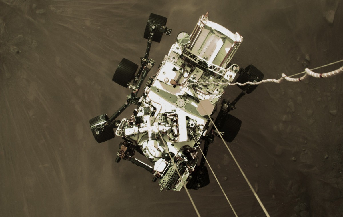 Łazik Perseverance na krótko przed udanym lądowaniem na Marsie. Fot. NASA/JPL-Caltech [mars.nasa.gov]