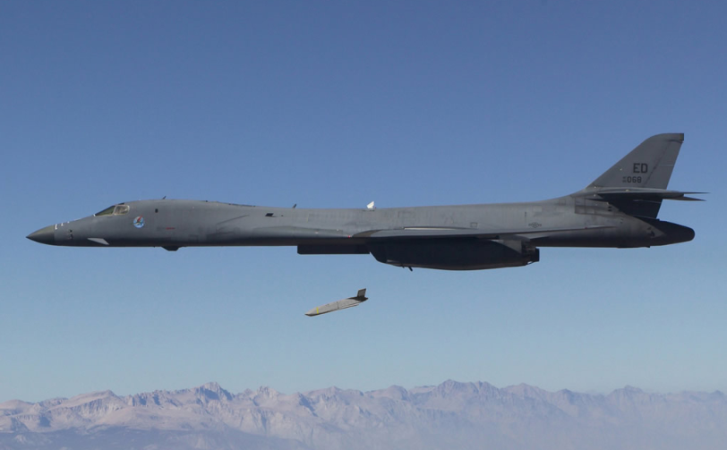 B-1B Lancer zrzuca pocisk LRASM / Fot. DARPA