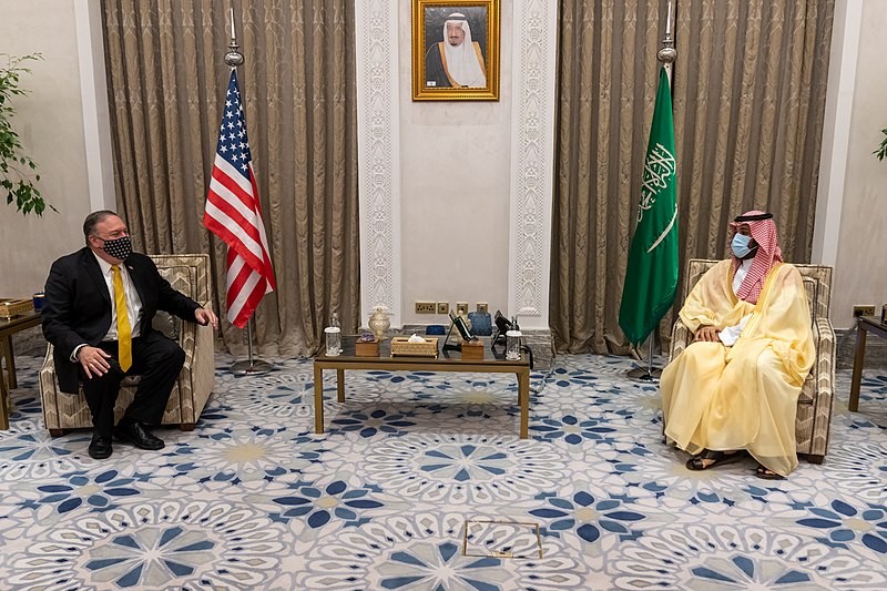 Sekretarz stanu Michael R. Pompeo spotyka się z księciem Mohammedem ibn Salmanem, 22 listopada 2020 r. Fot. Departamentu Stanu, Ron Przysucha, Domena Publiczna