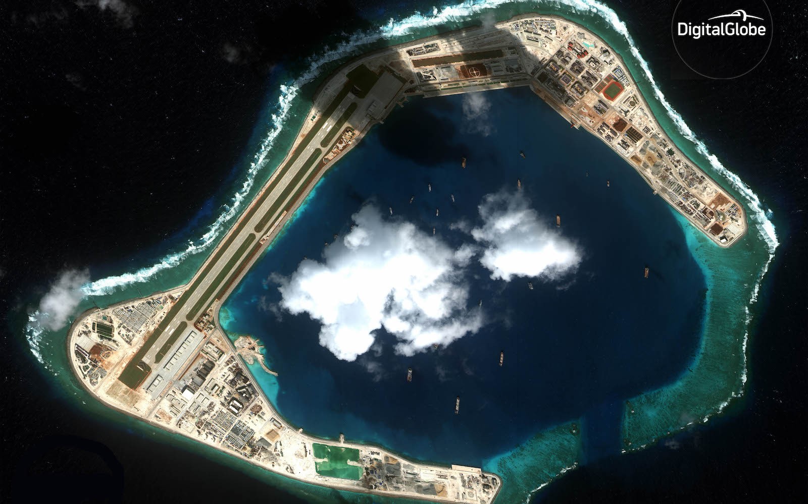 Zobrazowanie jednej z wysp archipelagu Spratly (Subi Reef) wykonane w 2016 roku przez satelitę WorldView-4 (Maxar, wcześniej Digital Globe). Fot. Maxar Technologies/Digital Globe
