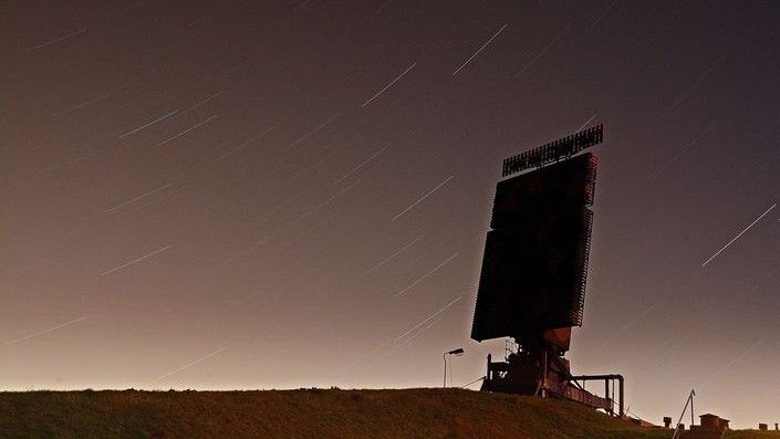 Polski radar dalekiego zasięgu NUR12 na jednym ze stałych posterunków radiolokacyjnych. Fot. 3brt.wp.mil.pl