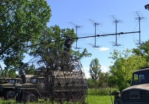 Charakterystyczna anteny Yagi (16 sztuk) systemu antenowego stacji radiolokacyjnej wstępnego wykrywania P-18. Fot. M.Dura