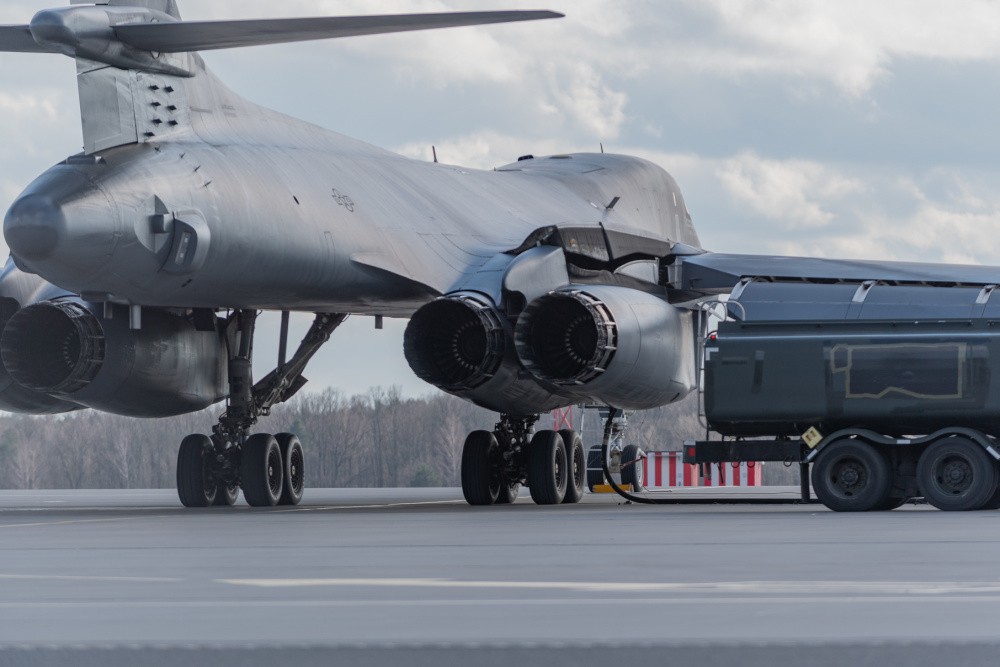 B-1B uzupełnia paliwo w Powidzu. Fot. Senior Airman John R. Wright/USAF.