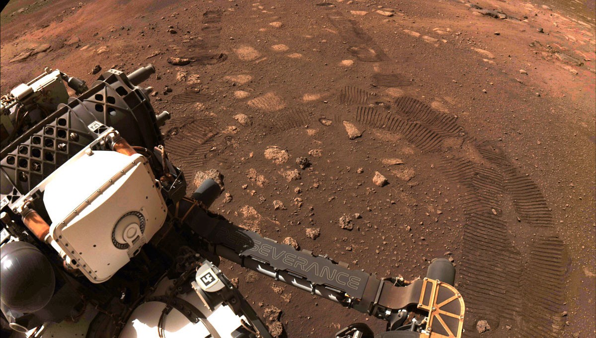 Bliska okolica miejsca zrzutu łazika Perseverance - krótko po udanej próbie jazdy po powierzchni Marsa. Fot. NASA/JPL-Caltech [mars.nasa.gov]