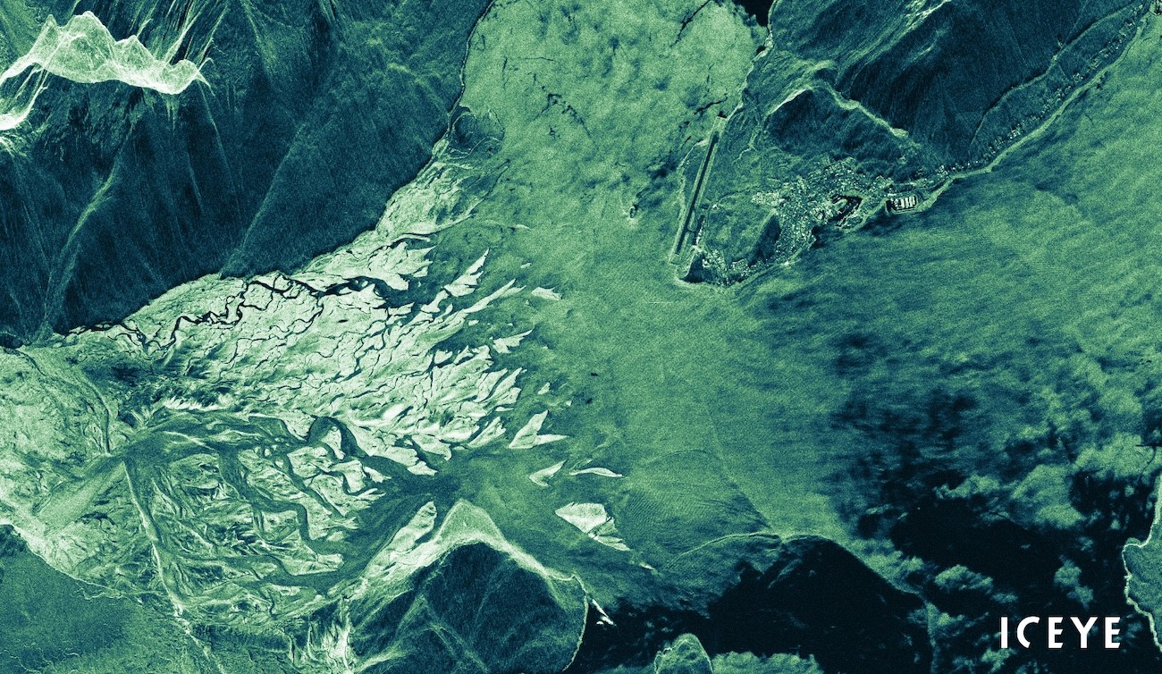 Obraz radarowy miasta położonego na północno-zachodnim skraju wyspy Wrangell na Alasce (USA), pozyskany satelitą ICEYE wystrzelonym w styczniu 2021 roku. Fot. ICEYE [iceye.com]
