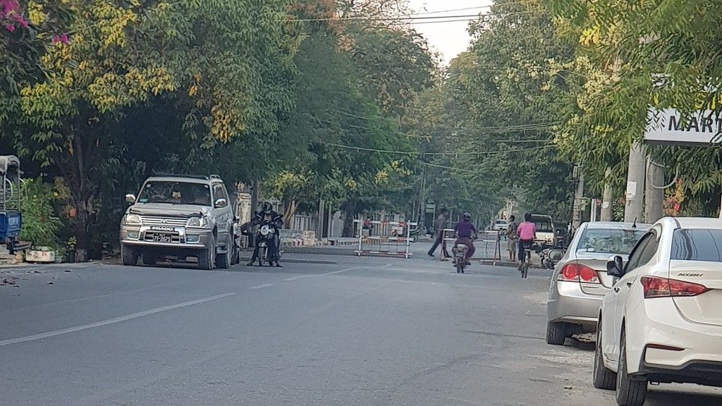 Jedna z wojskowych blokad na ulicach miasta Mandalaj Fot. Kantabon/CC BY-SA 4.0
