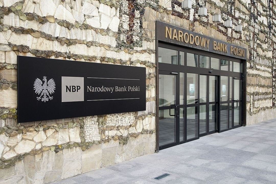 NBP gold for tanks? Economist warns against printing more money