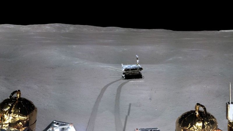 Łazik Yutu 2 widziany z chińskiego lądownika księżycowego misji Chang'e 4. Fot. Lunar and Planetary Multimedia Database [moon.bao.ac.cn]