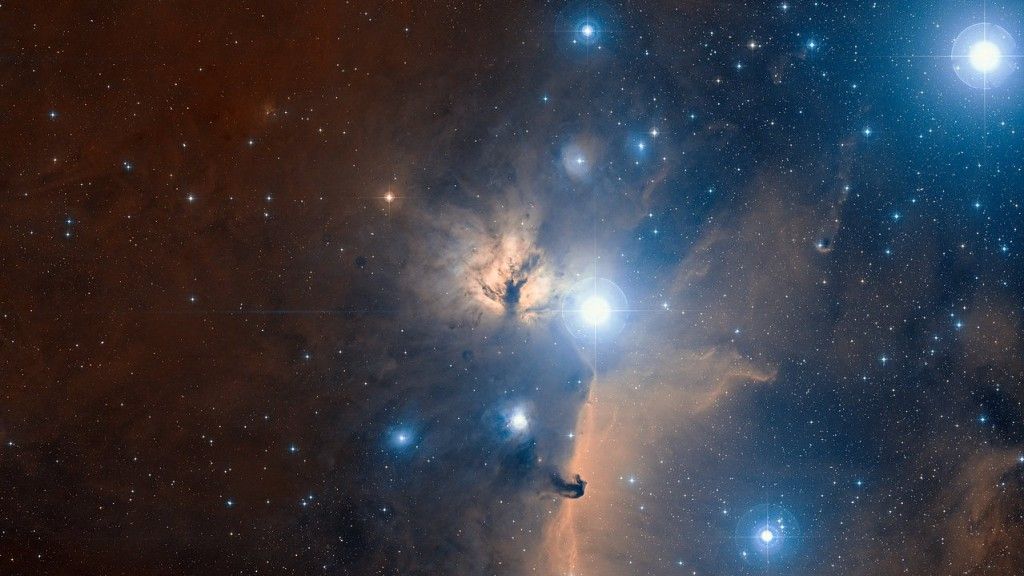 Fragment asteryzmu Pas Oriona - z widocznymi charakterystycznymi układami Obłoku Molekularnego w Orionie (m.in. mgławice Płomień oraz Koński Łeb). Fot. ESO-Digitized Sky Survey 2/Davide De Martin [eso.org]