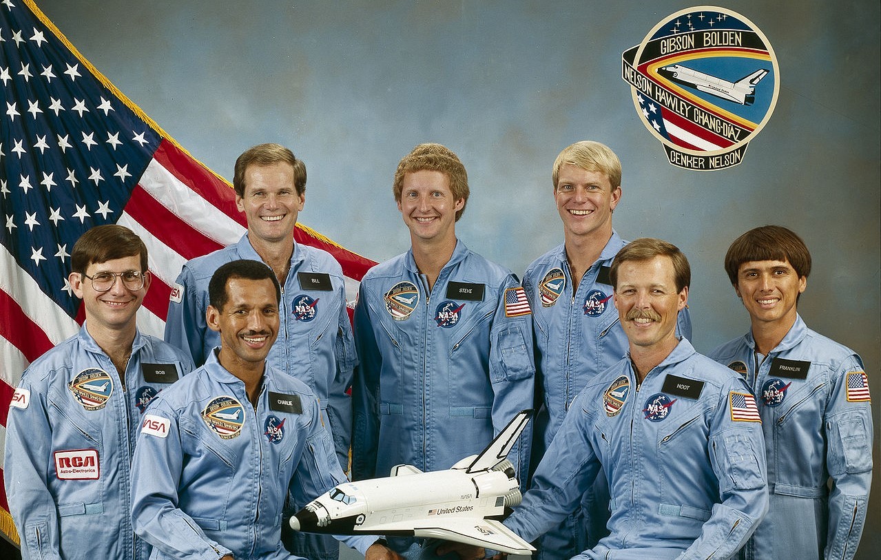 Skład załogi misji STS-61-C - Bill Nelson widoczny na zdjęciu jako trzeci od lewej (bezpośrednio za Charlesem Boldenem - późniejszym administratorem NASA w latach 2009–2017). Fot. NASA [nasa.gov]