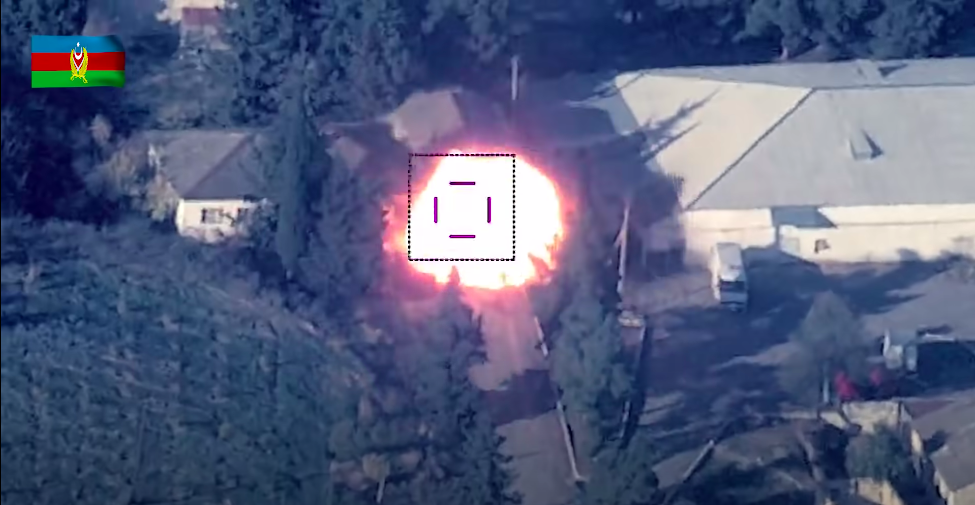 Moment trafienia armeńskiego Tor-2KM przez azerski bezzałogowiec. Fot. MO Azerbejdżanu