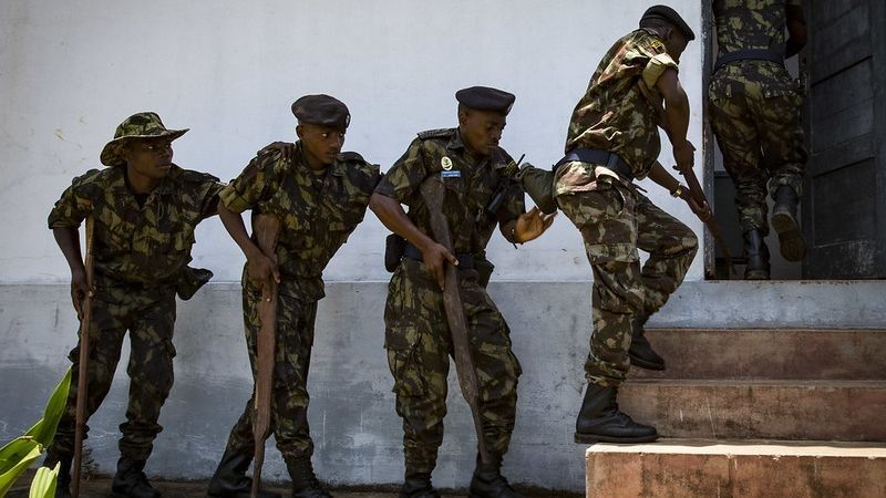 Siły zbrojne Mozambiku podczas ćwiczeń, fot. Mass Communication Specialist 1st Class Kyle Steckler/Flickr (domena publiczna)