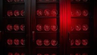 Typowa "kopalnia" wygląda po prostu jak serwerwonia, tyle, że z setkami maszyn pracującymi niemal nonstop. Fot. Canva