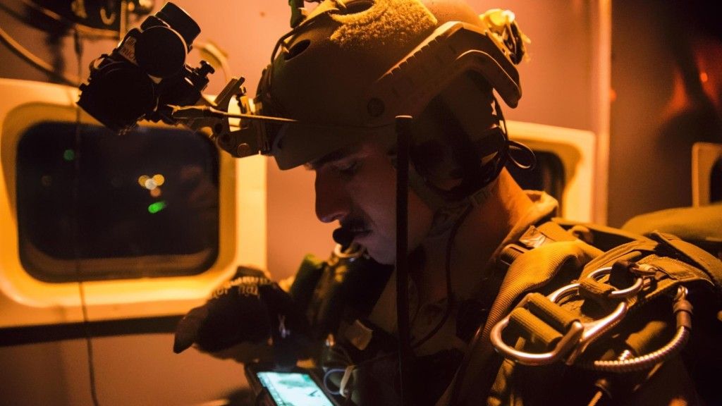 Żołnierz US Marines z zestawem Android Tactical Assault Kit. Fot. Lance Cpl. George Melendez/USMC