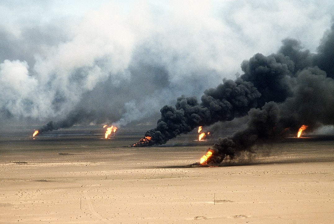 Płonące szyby naftowe w Kuwejcie, 1991 rok. Fot. Tech. Sgt. David McLeod - Defenseimagery.mil, VIRIN