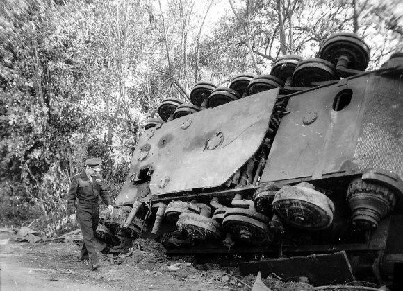 Gen. Dwight Eisenhower obok zniszczonego Tygrysa II w rejonie Chambois. Fot. Acme News Photos/Allison Collection/Wikimedia Commons (Domena publiczna).