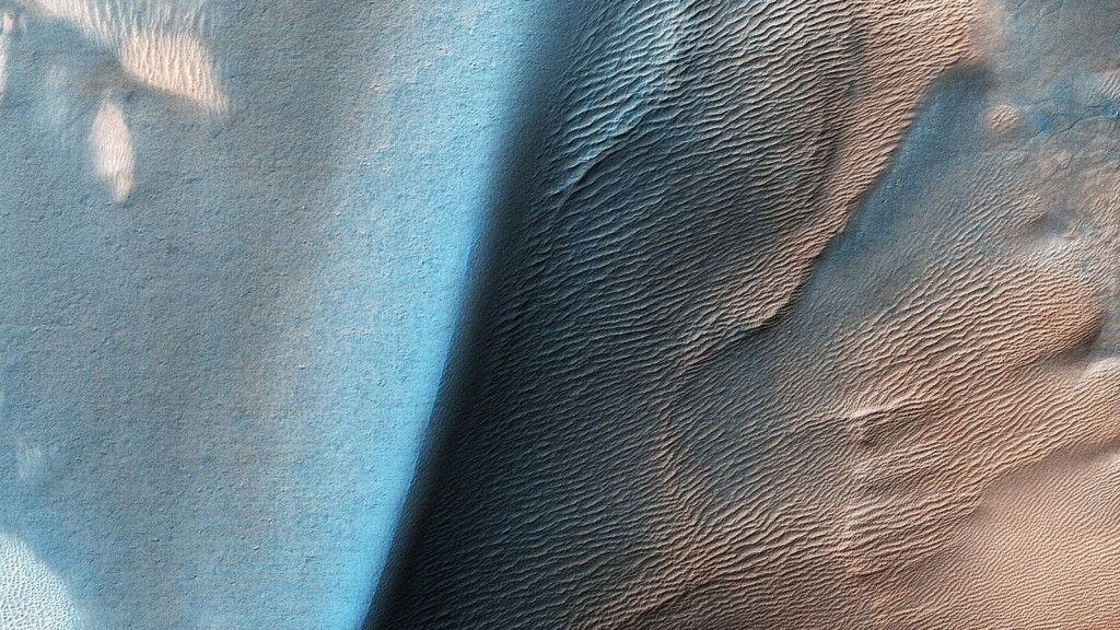 Marsjańskie wydmy w strefie podbiegunowej - obraz z instrumentu HiRISE sondy Mars Reconnaissance Orbiter (MRO). NASA/JPL-Caltech/University of Arizona [jpl.nasa.gov]
