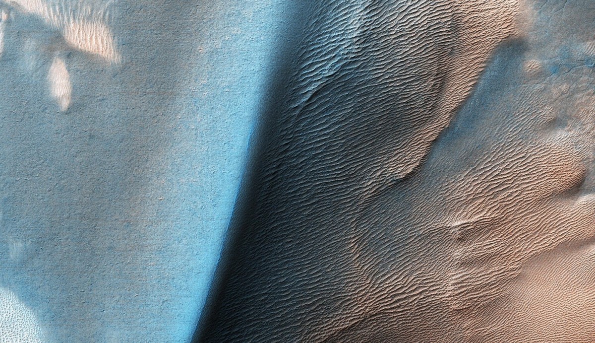 Marsjańskie wydmy w strefie podbiegunowej - obraz z instrumentu HiRISE sondy Mars Reconnaissance Orbiter (MRO). NASA/JPL-Caltech/University of Arizona [jpl.nasa.gov]
