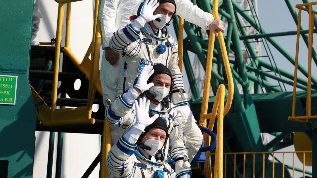 Załoga Sojuza MS-18 przed startem na Międzynarodową Stację Kosmiczną (ISS). Fot. Roskosmos [roscosmos.ru]