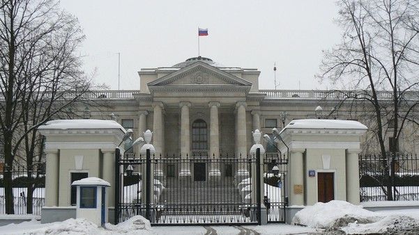 główne wejście do budynku Ambasady Rosji w Warszawie: Fot: Ency/ wikipedia.com/ CC BY-SA 3.0
