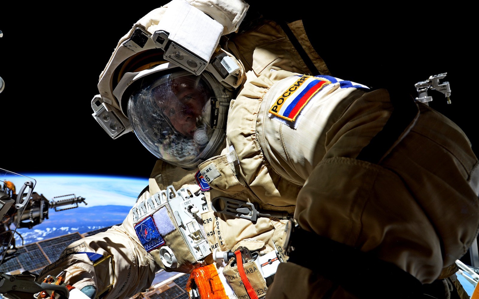 Rosyjski kosmonauta, Siergiej Riazański - podczas spaceru kosmicznego. Fot. Roskosmos [roscosmos.ru]