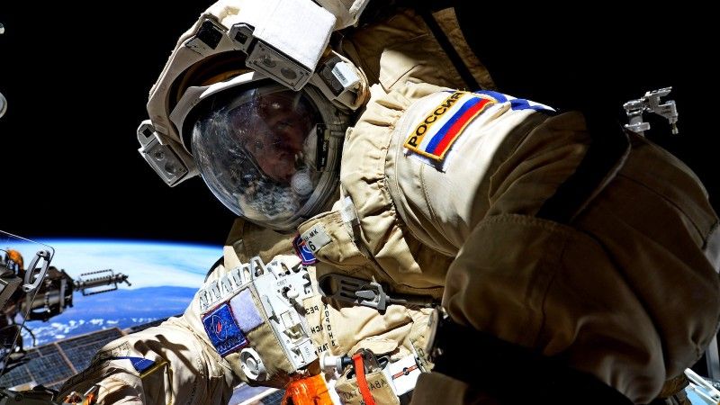 Rosyjski kosmonauta, Siergiej Riazański - podczas spaceru kosmicznego. Fot. Roskosmos [roscosmos.ru]
