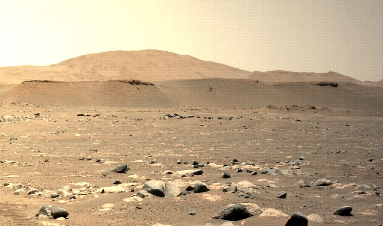 Kadr z nagrania wideo przesłanego z łazika Perseverance, ukazujący trzeci testowy przelot drona Ingenuity na Marsie w niedzielę 25 kwietnia 2021 roku. Fot. NASA/JPL-Caltech [nasa.gov]