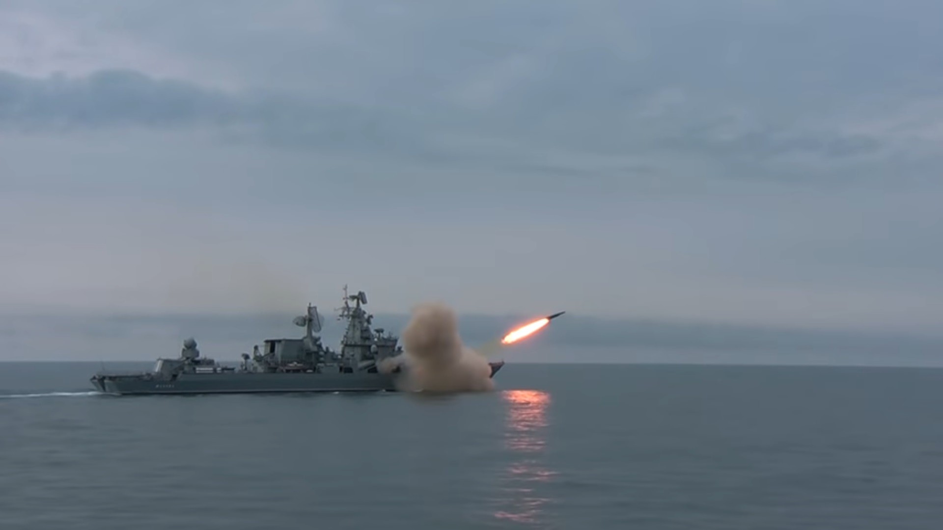 Strzelanie rakiety P-500 „Bazalt” z krążownika „Moskwa” 30 kwietnia 2021 r. Fot. mil.ru