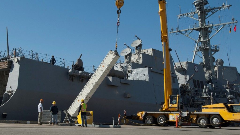 Ładowanie kontenera startowego do wyrzutni Mk41. Fot. US Navy