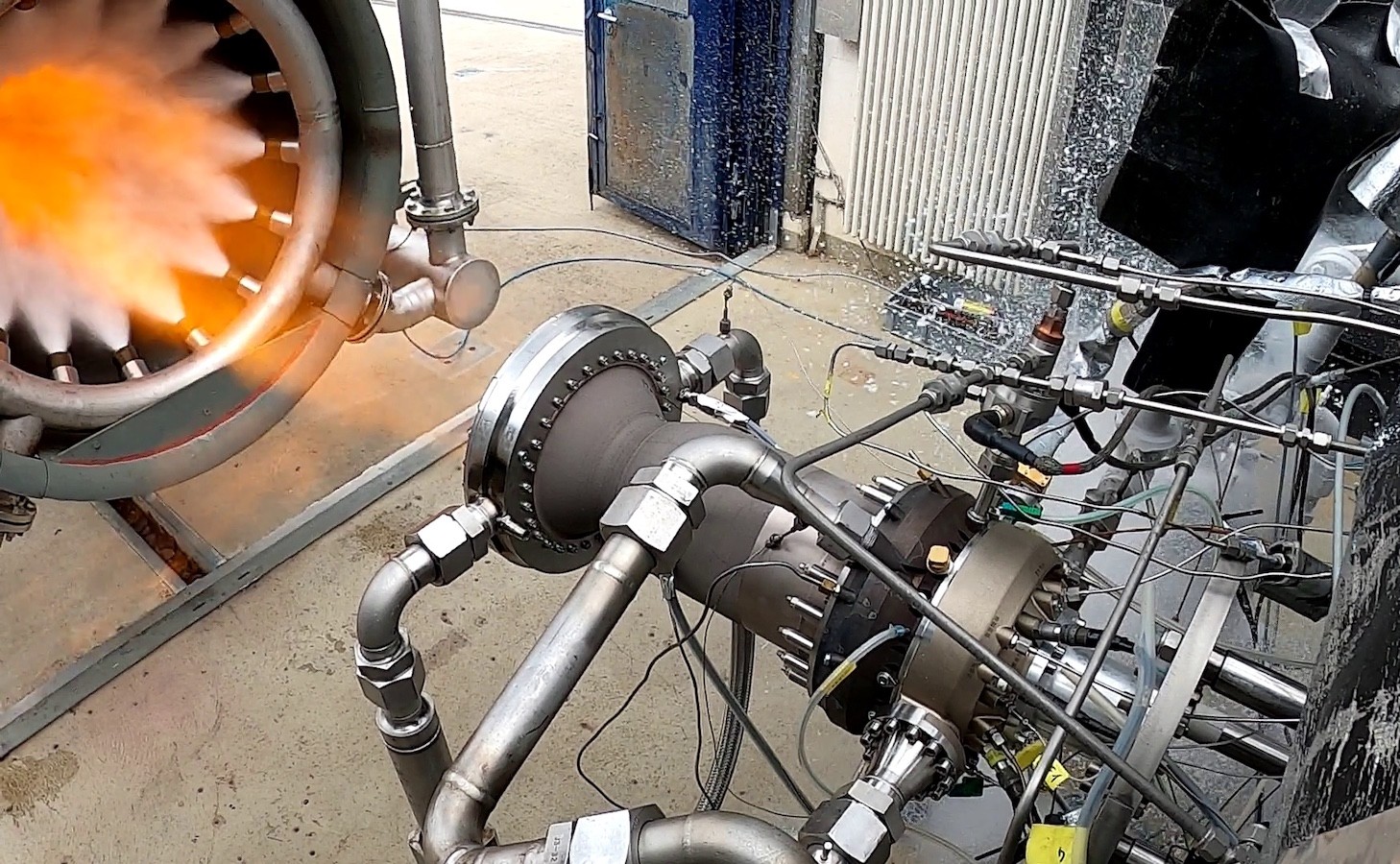 Statyczny test lekkiego silnika rakietowego wykonanego w technologii wytwarzania przyrostowego (druk 3D). Fot. ArianeGroup GmbH [esa.int]