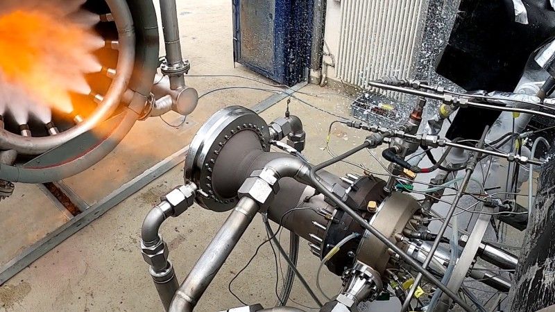 Statyczny test lekkiego silnika rakietowego wykonanego w technologii wytwarzania przyrostowego (druk 3D). Fot. ArianeGroup GmbH [esa.int]