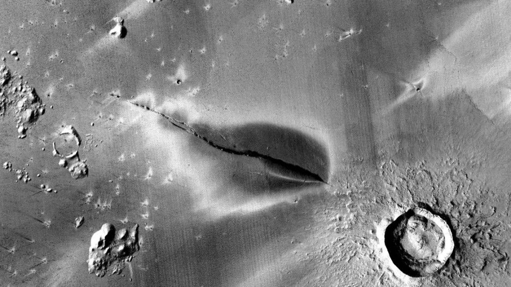 Fragment równicy Elisium Planitia z centralnie ujętą szczeliną Cerberus Fossae (w prawym dolnym rogu zdjęcia widoczny krater Zunil). Fot. NASA/JPL/MSSS/The Murray Lab