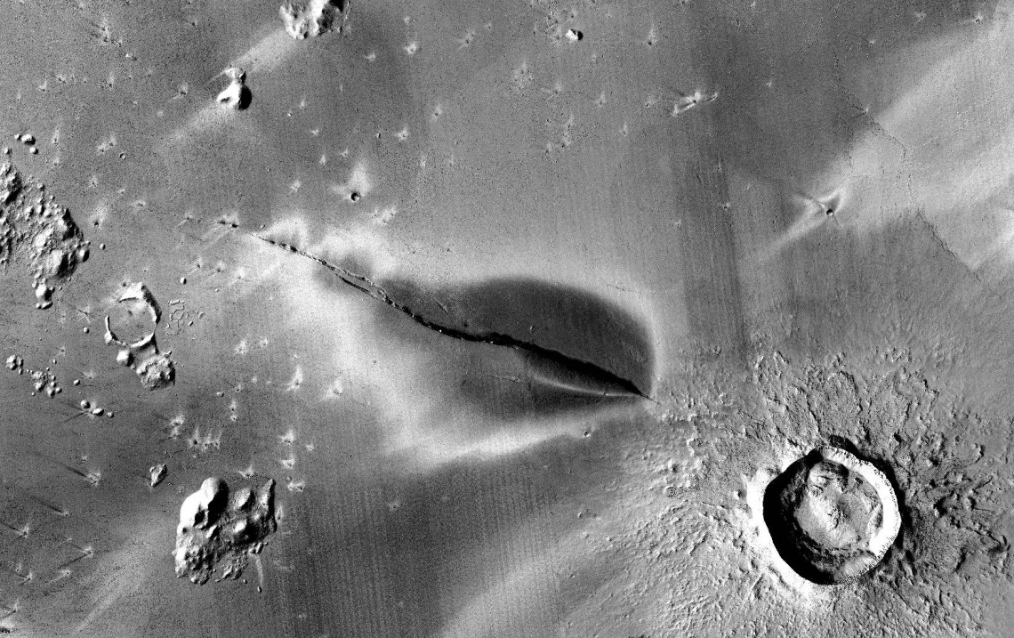 Fragment równicy Elisium Planitia z centralnie ujętą szczeliną Cerberus Fossae (w prawym dolnym rogu zdjęcia widoczny krater Zunil). Fot. NASA/JPL/MSSS/The Murray Lab