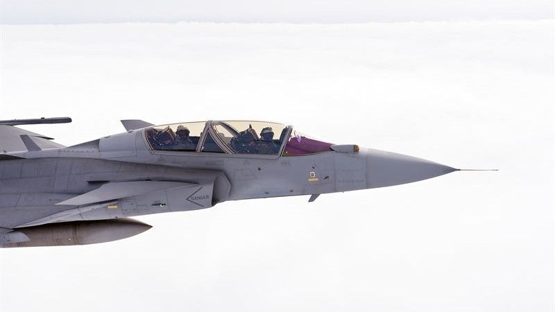 Samolot JAS39 Gripen z widoczną przed kabiną głowicą czujnika IRST - fot. Saab