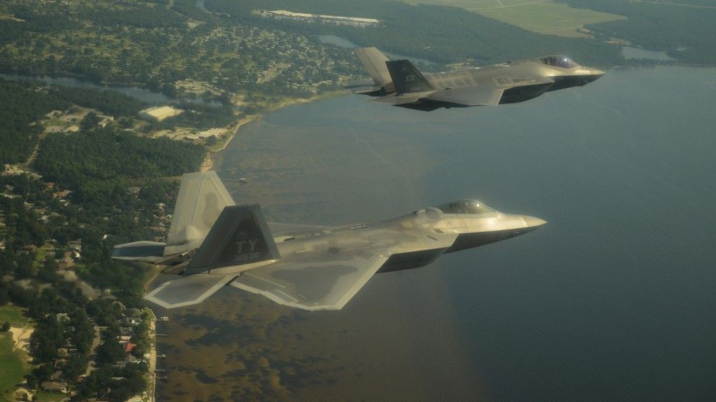 F-35A oraz F-22A w pierwszym wspólnym locie nad wybrzeżem Florydy - fot. USAF