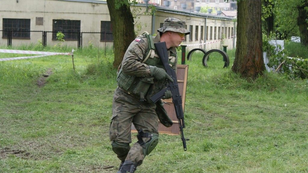 Żołnierz z krakowskiej brygady uchwycony w czasie treningu z karabinkiem ASG - fot. Łukasz Pacholski