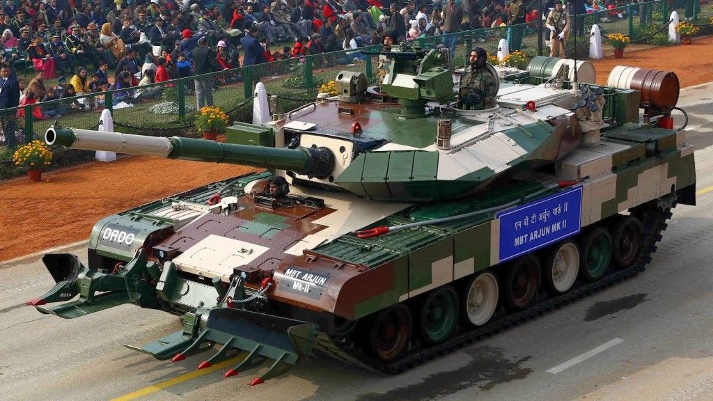 Na paradzie wojskowej z okazji 65 rocznicy proklamowania republiki Indie zaprezentowały po raz pierwszy oficjalnie nowy czołgu ArjunMk.II – fot. www.livefistdefence.com