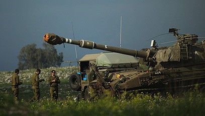 Armatohaubica samobieżna Sił Obronnych Izraela przygotowuje się do odpalenia pocisku Tamuz - fot. ynetnews.com