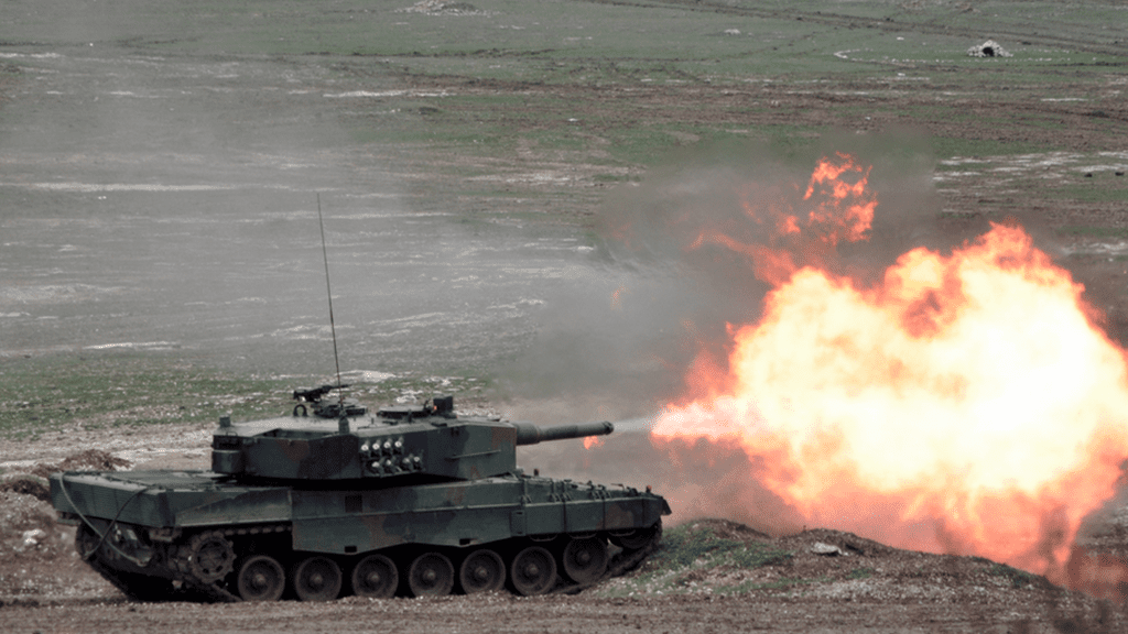 Turecki Leopard 2A4 podczas strzelania ćwiczebnego. Fot. www.kkk.tsk.tr
